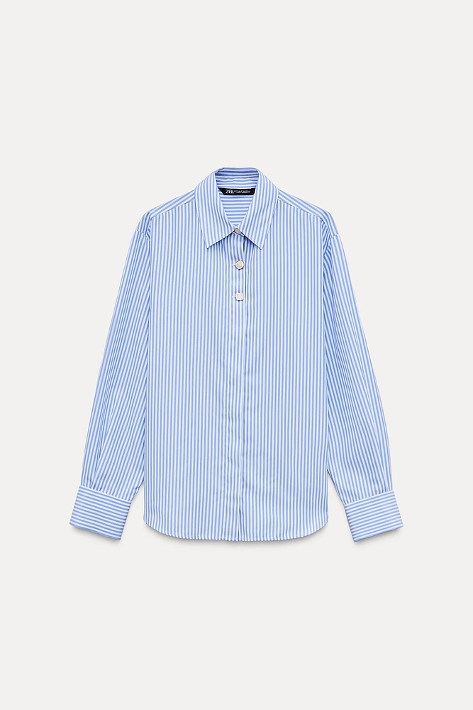 CHEMISE EN POPELINE À RAYURES ET BOUTONS MATIÈRES VARIÉES