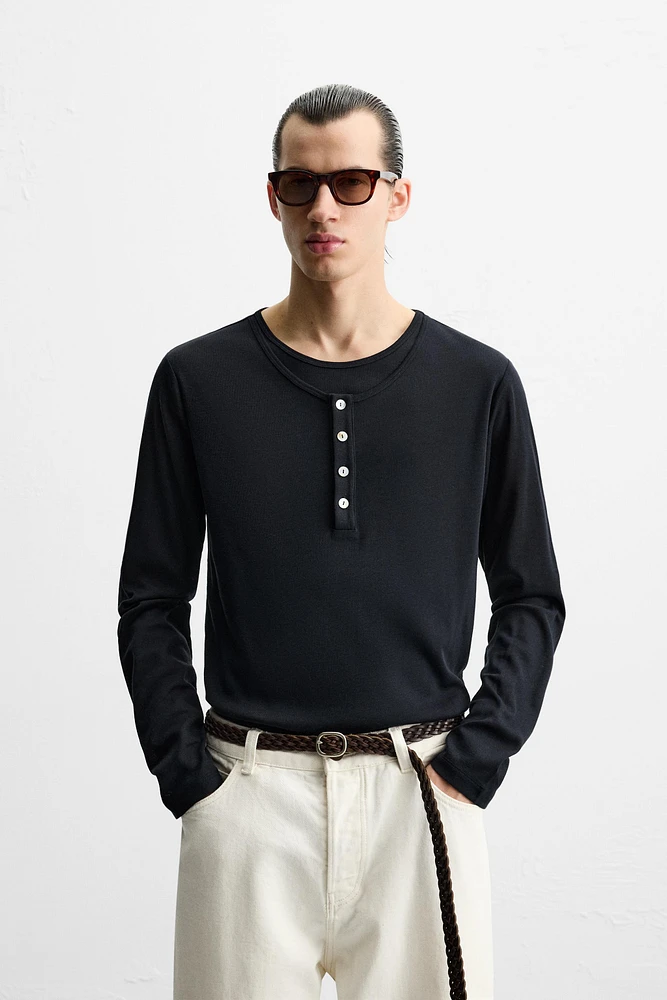 DOUBLE NECK BUTTON T-SHIRT