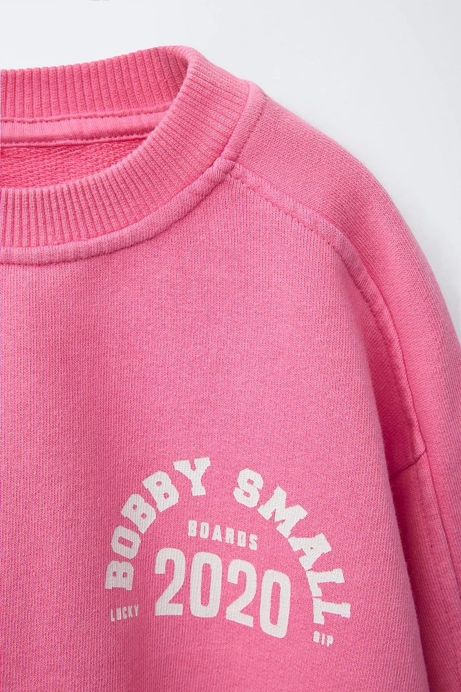 SWEAT À INSCRIPTION BOBBY SMALL ©