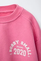 SWEAT À INSCRIPTION BOBBY SMALL ©