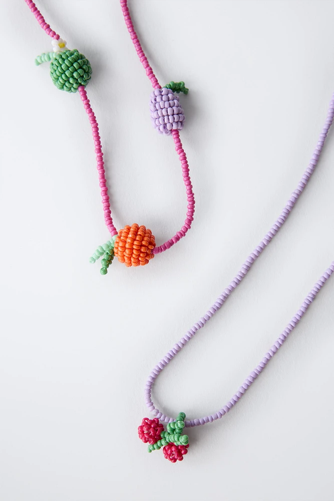LOT DE DEUX COLLIERS FANTAISIE ET FRUITS
