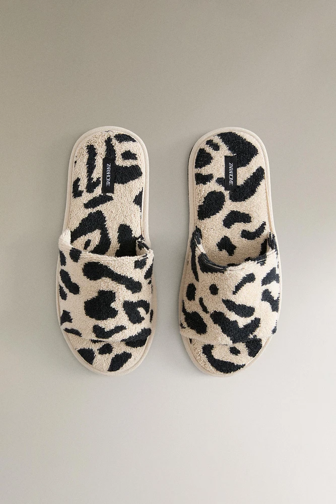 CHAUSSONS À BOUT OUVERT ÉPONGE ANIMAL PRINT