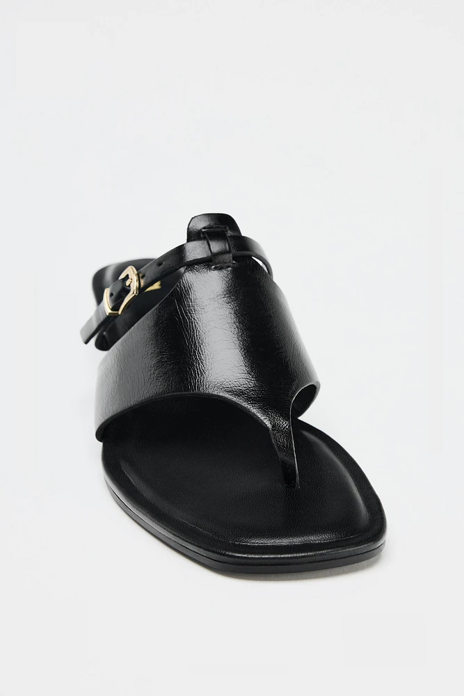 LOW-HEELED LEATHER BUCKLE SANDALS
