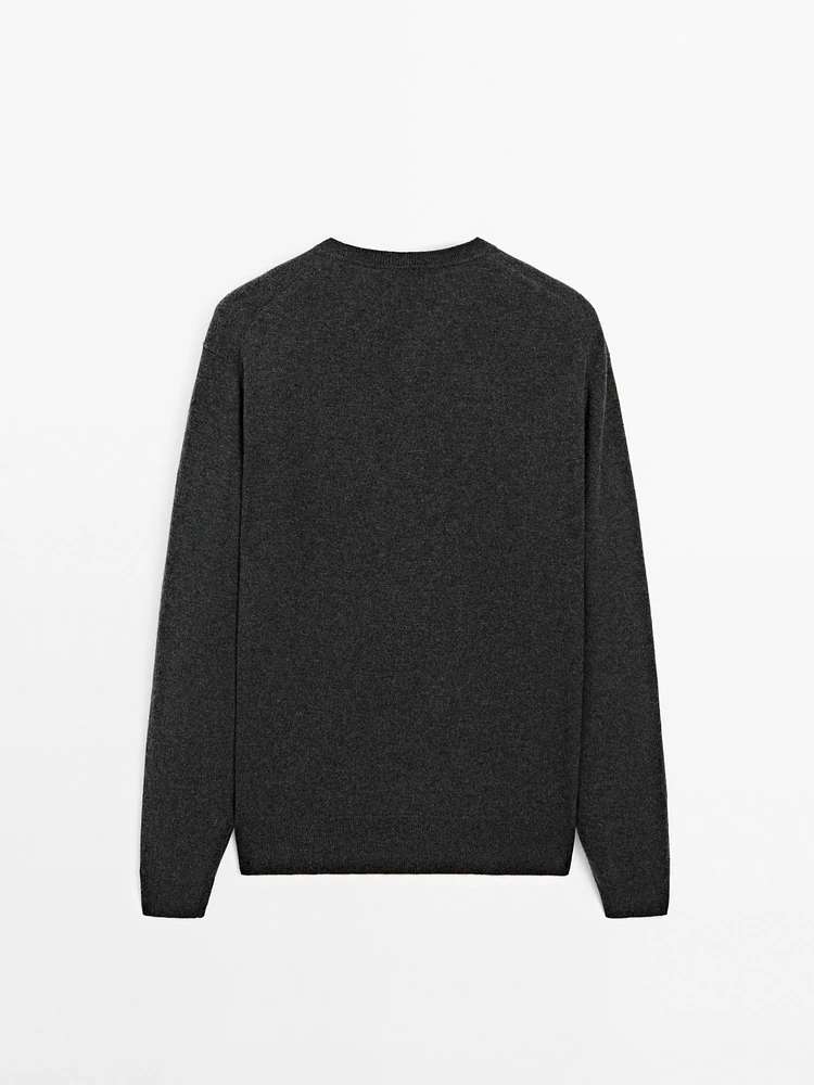 Cashmere knit sweater with a crew neck