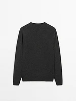 Cashmere knit sweater with a crew neck