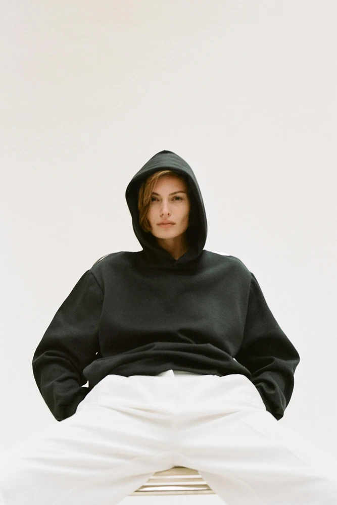 POCKETED HOODIE SWEATSHIRT