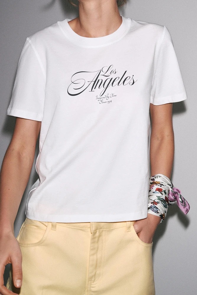 T-SHIRT INSCRIPTION EN CONTRASTE