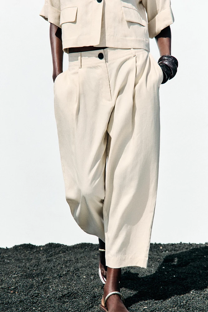 PANTALON À PINCES ET TAILLE ÉLASTIQUE
