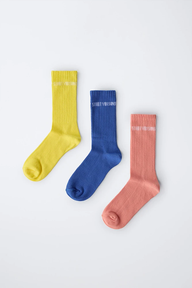 LOT DE TROIS PAIRES CHAUSSETTES AVEC INSCRIPTION