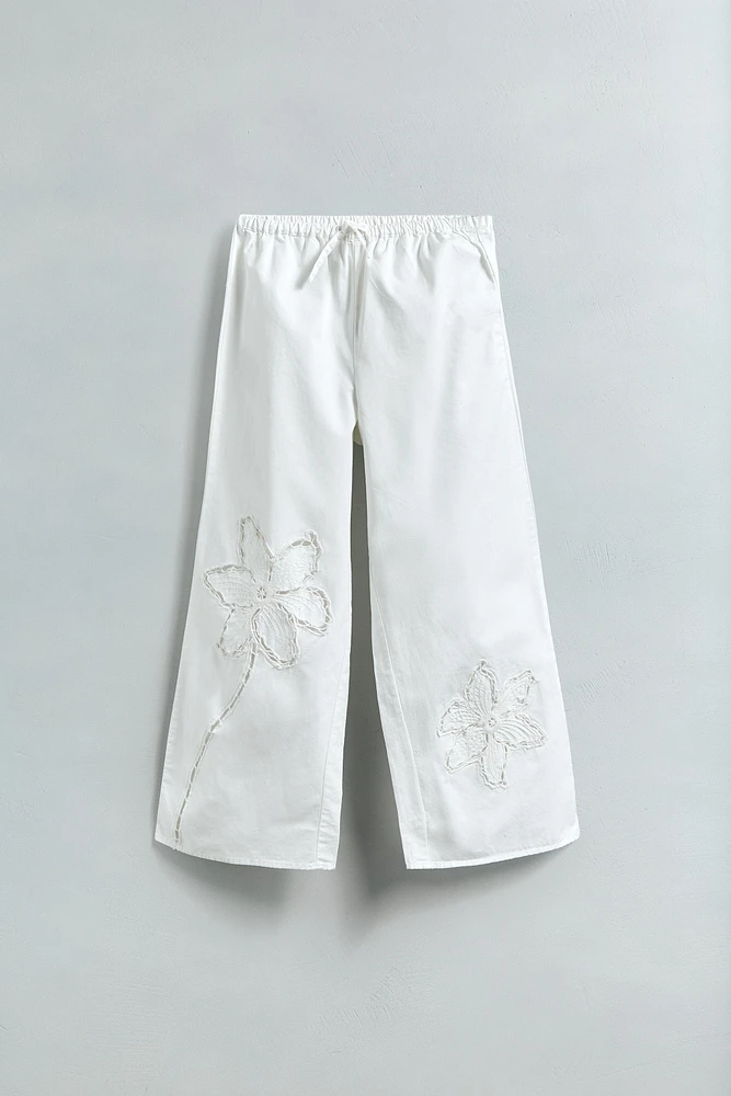 PANTALON DROIT À FLEURS BRODÉES