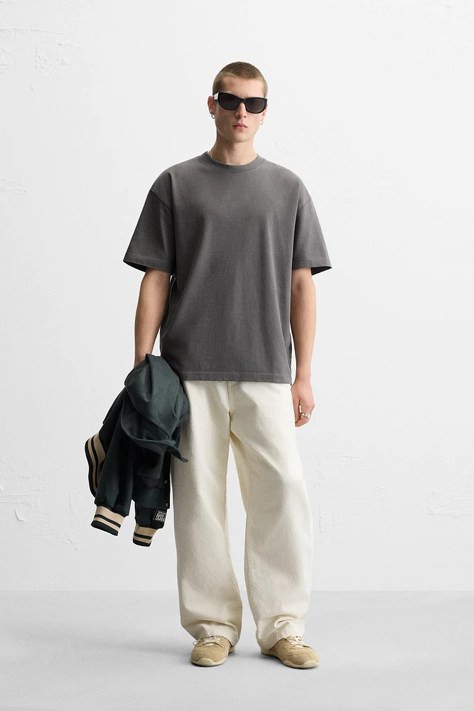 Relaxed fit dense cotton T-shirt. Round neck and short sleeves.