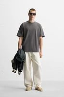 Relaxed fit dense cotton T-shirt. Round neck and short sleeves.