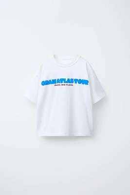 T-SHIRT À INSCRIPTION EN RELIEF