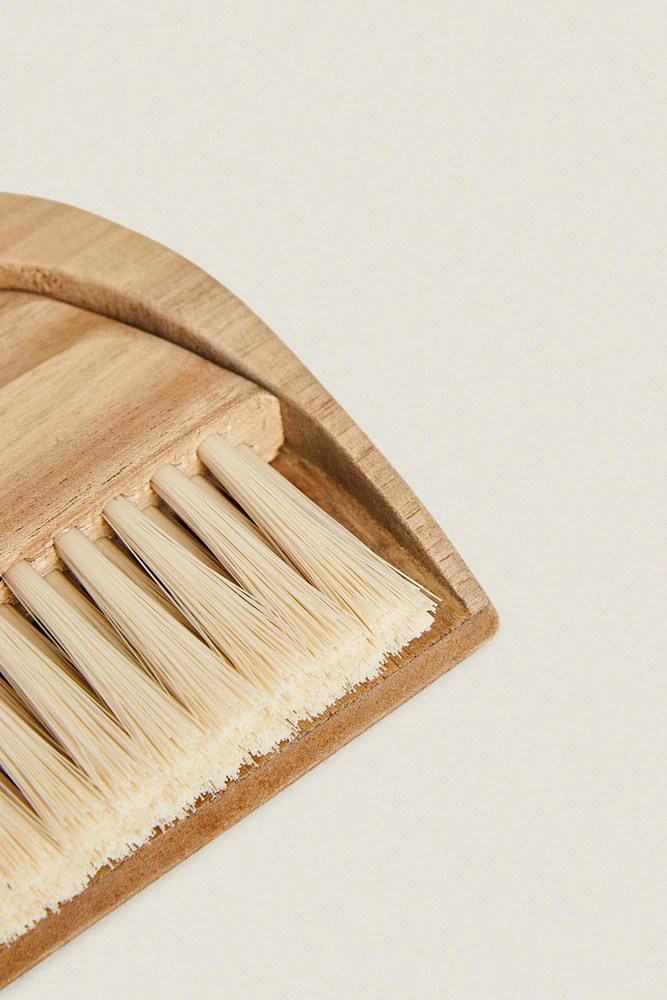 WOODEN DUSTPAN AND BRUSH