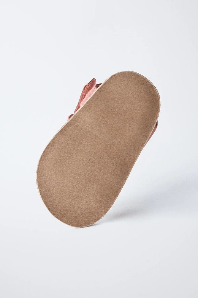 SANDALES EN CUIR PAPILLON
