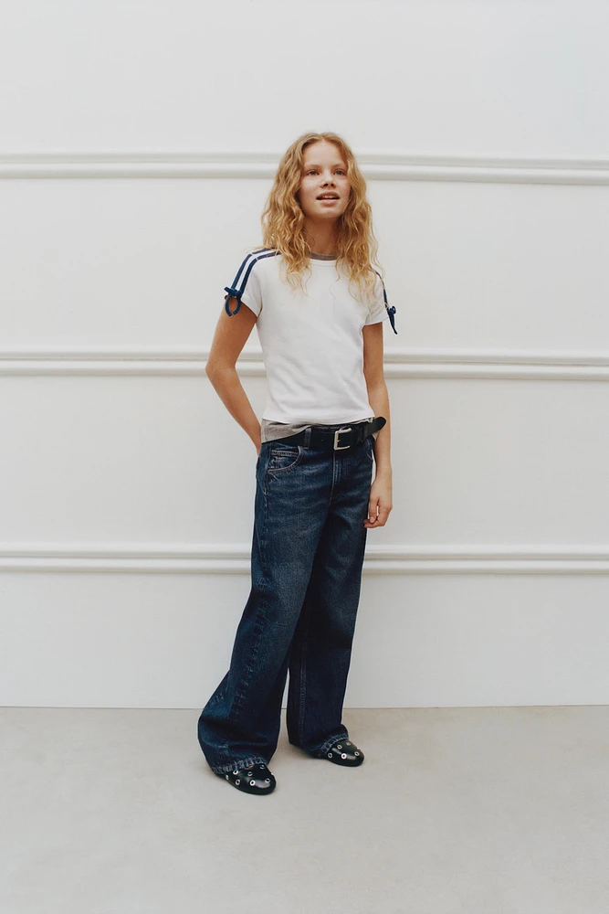 T-SHIRT À BANDES ET LACETS
