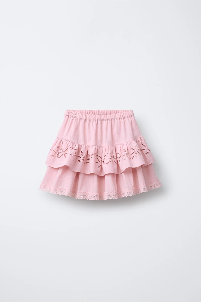 JUPE À VOLANTS BRODÉS ET DENTELLE