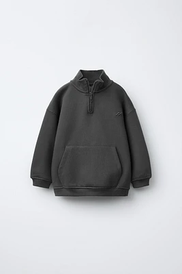 QUARTER ZIP POUCH POCKET SWEATSHIRT