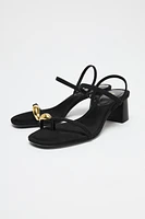 METALLIC DETAIL HEELED SANDALS