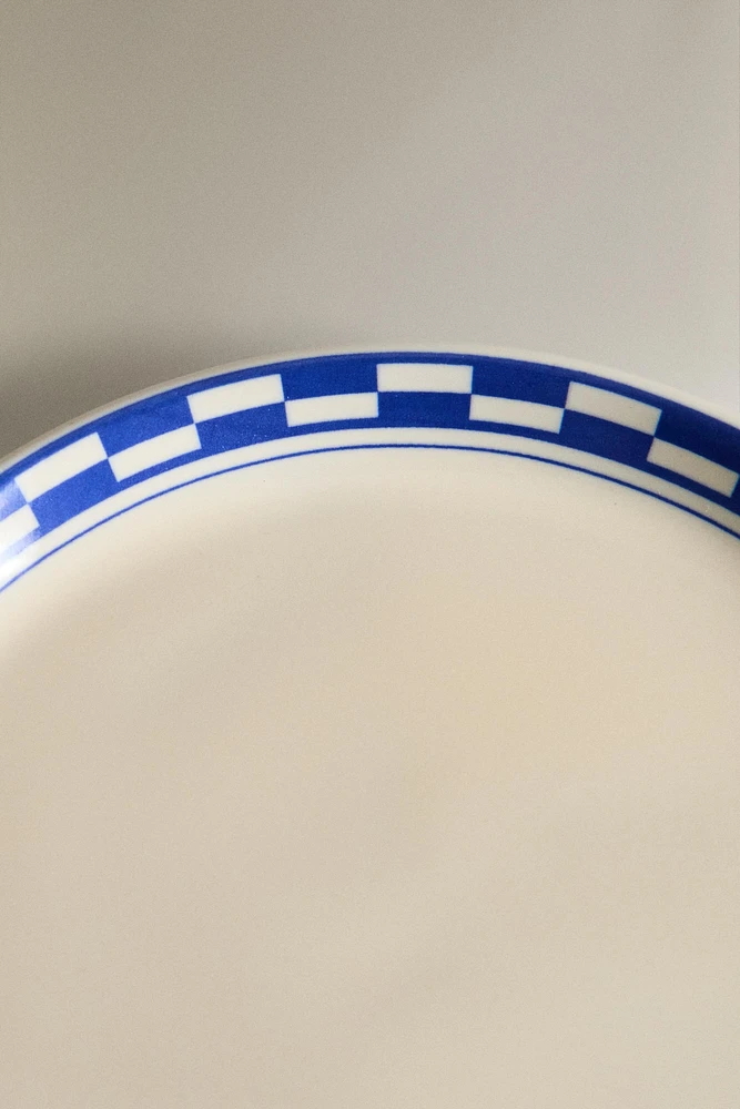 ASSIETTE À PAIN CÉRAMIQUE BORD CARREAUX