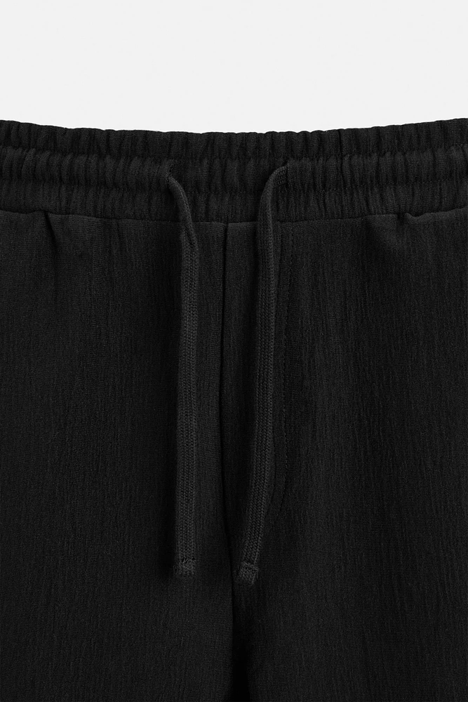 TEXTURED JOGGER SHORTS