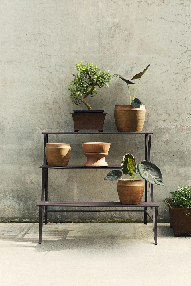 STORAGE UNIT WITH SHELVES