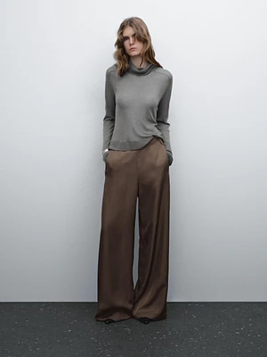 Flowing trousers with a satin finish