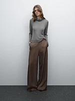 Flowing trousers with a satin finish