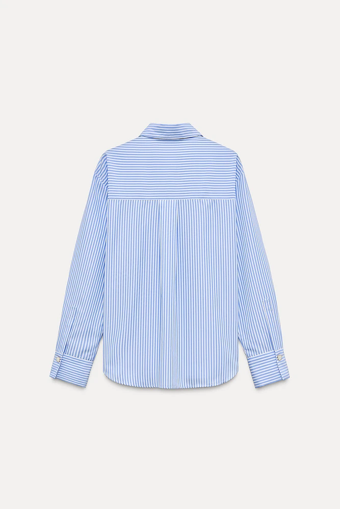 CHEMISE EN POPELINE À RAYURES ET BOUTONS MATIÈRES VARIÉES