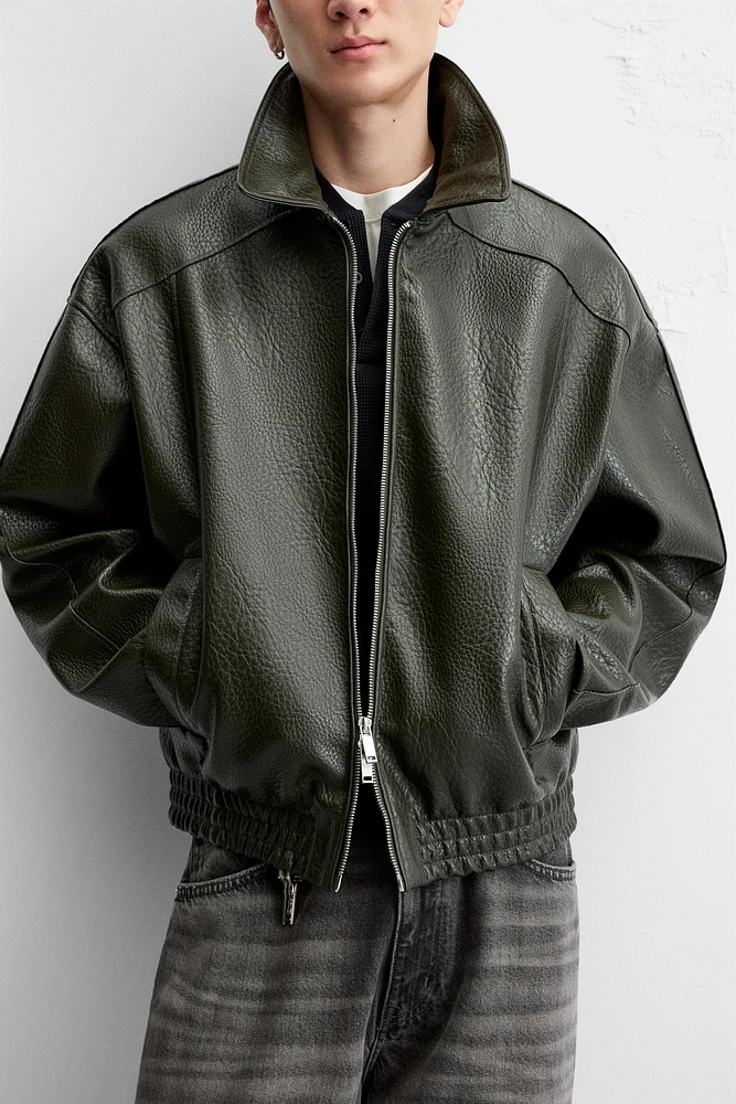 BLOUSON GRAVÉ EN CUIR SYNTHÉTIQUE