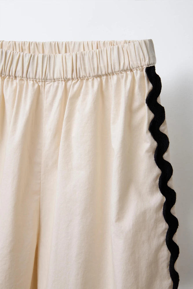 PANTALON À VAGUES LATÉRALES