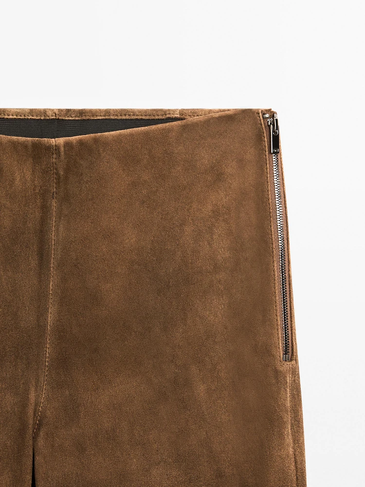 Pantalon flare en cuir finition daim