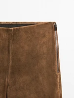 Pantalon flare en cuir finition daim