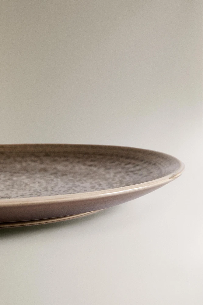 DINNER PLATE WITH RAISED DESIGN