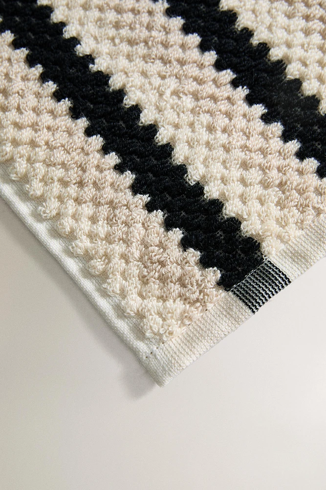 SERVIETTE DE BAIN JACQUARD GÉOMÉTRIQUE