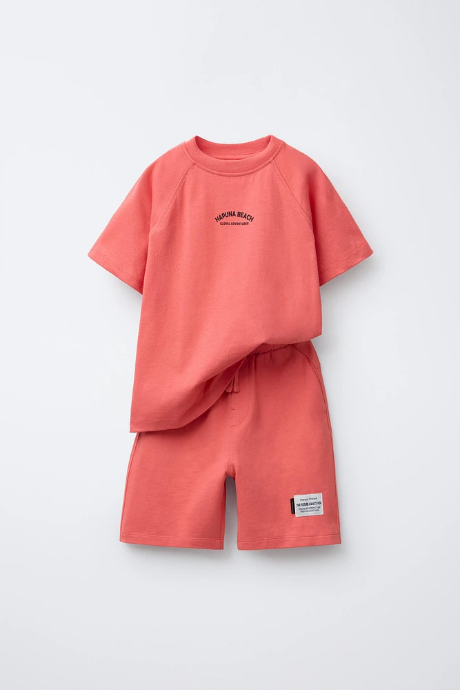 ENSEMBLE T-SHIRT ET BERMUDA ÉTIQUETTE