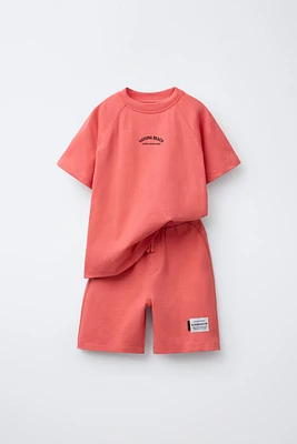 ENSEMBLE T-SHIRT ET BERMUDA ÉTIQUETTE
