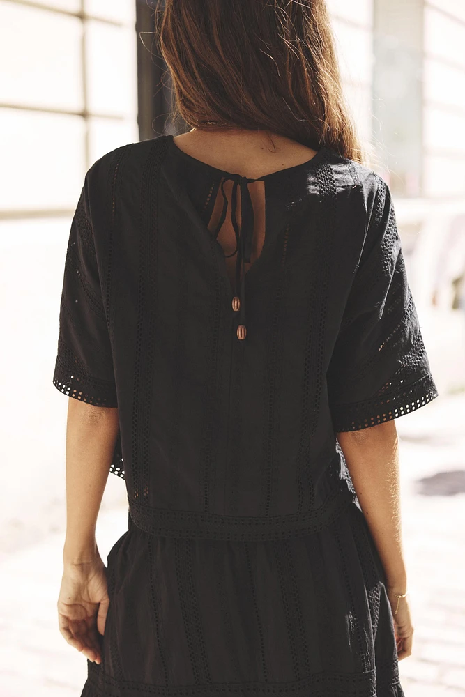 BLOUSE BRODÉE ET PERFORÉE