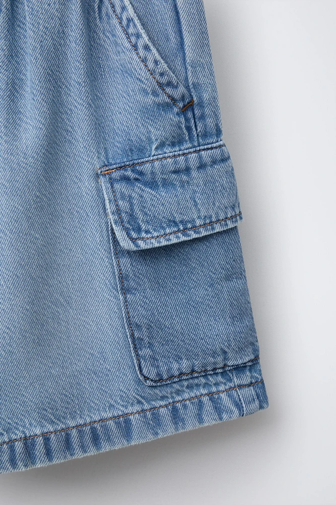BERMUDA EN DENIM CARGO AMPLE