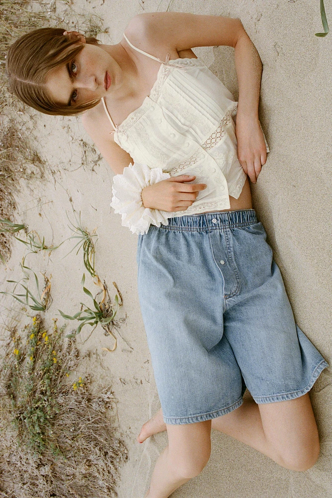 TOP BRODÉ AVEC LACETS