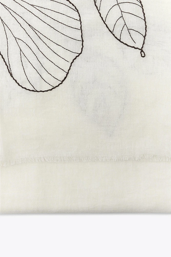 FOULARD EN COTON BRODÉ DE FLEURS