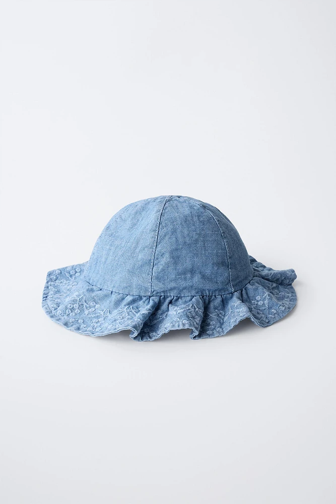 BONNET EN DENIM À VOLANT BRODÉ