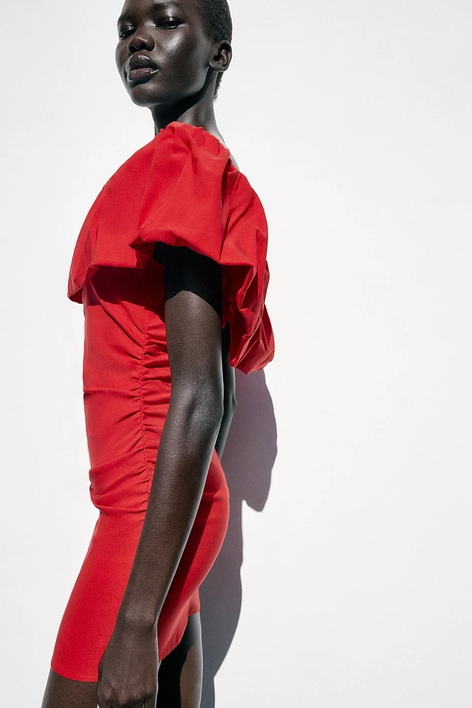 ROBE COURTE À VOLANT