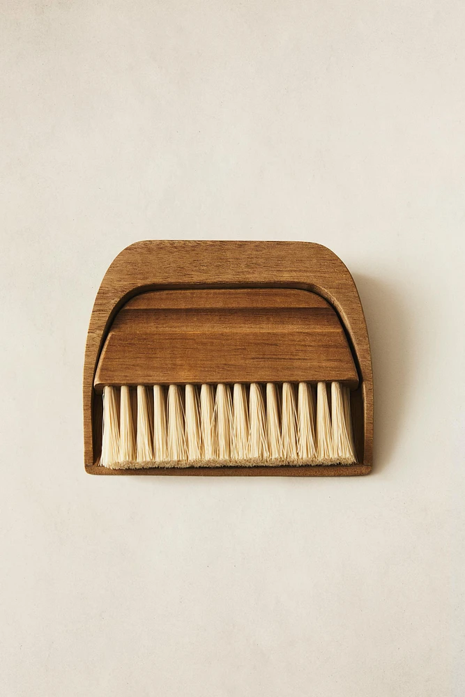 WOODEN DUSTPAN AND BRUSH