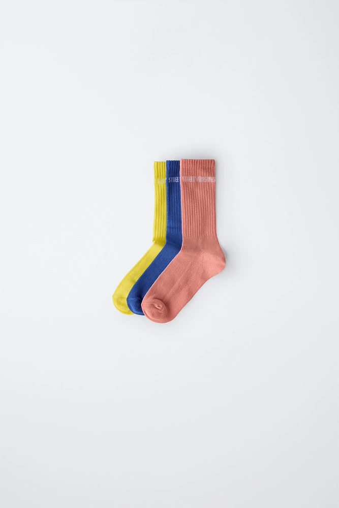 LOT DE TROIS PAIRES CHAUSSETTES AVEC INSCRIPTION