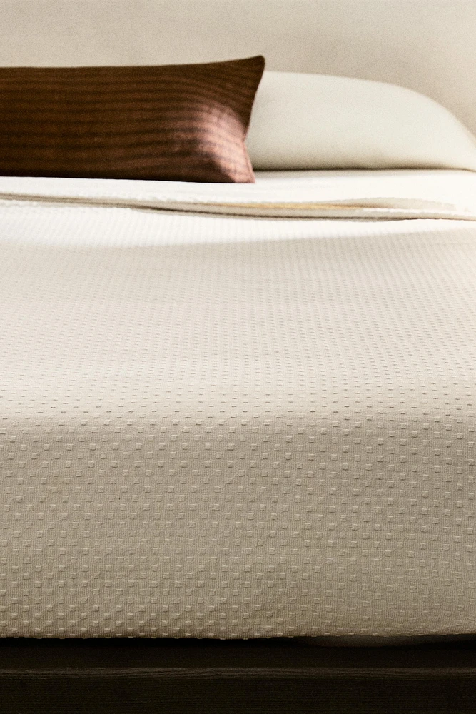 BEDSPREAD WITH POLKA DOT DESIGN