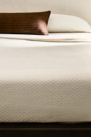 BEDSPREAD WITH POLKA DOT DESIGN