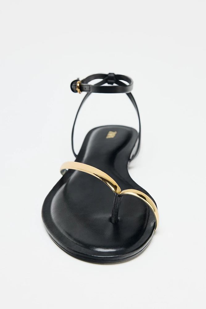 FLAT SANDALS WITH DETAIL