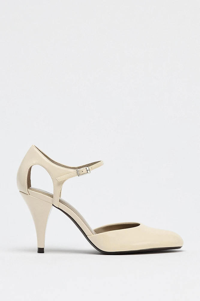 HEELED PUMP WITH STRAP