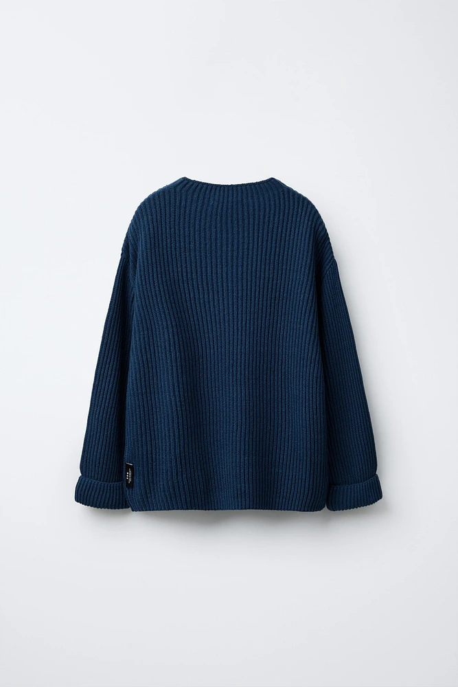 PULL EN MAILLE AVEC INSCRIPTION BRODÉE